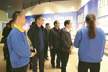 貴州省黔東南州委常委、榕江縣縣委書記賀代宏一行到公司參觀學(xué)習(xí)考察
